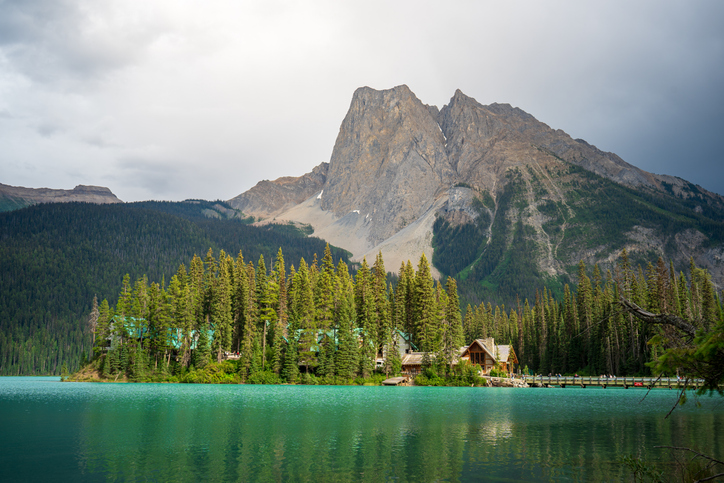 Türkisgrünes Wasser, Wald und hohe Berge prägen den Emerald Lake im Yoho Nationalpark.