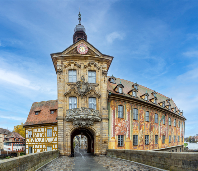 Das weltberühmte Bamberger Rathaus steht malerisch auf einer Brücke inmitten des Flusses Regnitz.