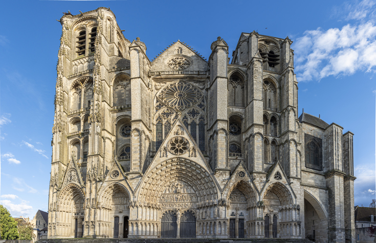 Eine detaillierte Aufnahme des steinernen Hauptportals der gotischen Kathedrale in Bourges.