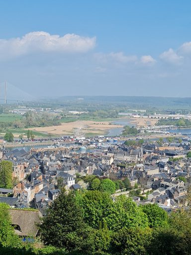 Ein hoher Blick auf die Dächer von Bourges mit der weitläufigen Landschaft im Hintergrund.