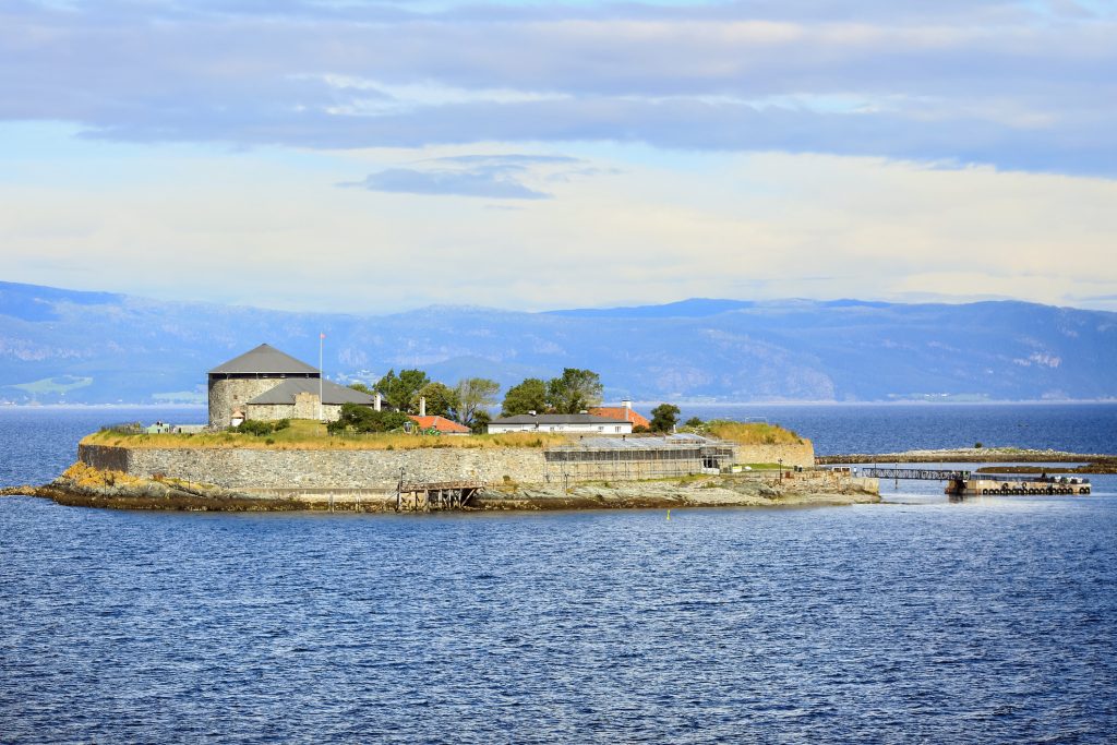 Ein Blick vom Wasser auf die kleine, von einer Festung bebaute Insel Munkholmen.