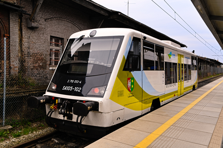 Ein moderner Regionalzug steht am Bahnsteig eines Bahnhofs in Zielona Góra bereit zur Abfahrt.