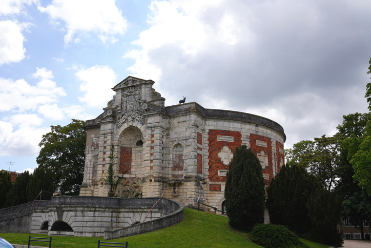 Ein prunkvolles, historisches Bauwerk aus Stein und Backstein in einem Park in Bourges.