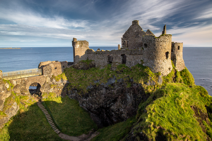Die malerischen und dramatischen Überreste von Dunluce Castle thronen auf einer Klippe direkt über dem Meer.