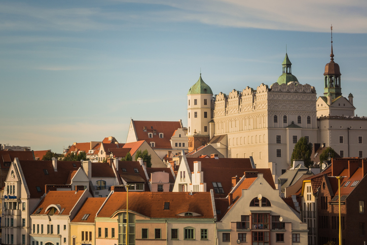 Die charakteristischen roten Ziegeldächer der Altstadthäuser gruppieren sich um das imposante Schloss der Pommerschen Herzöge.