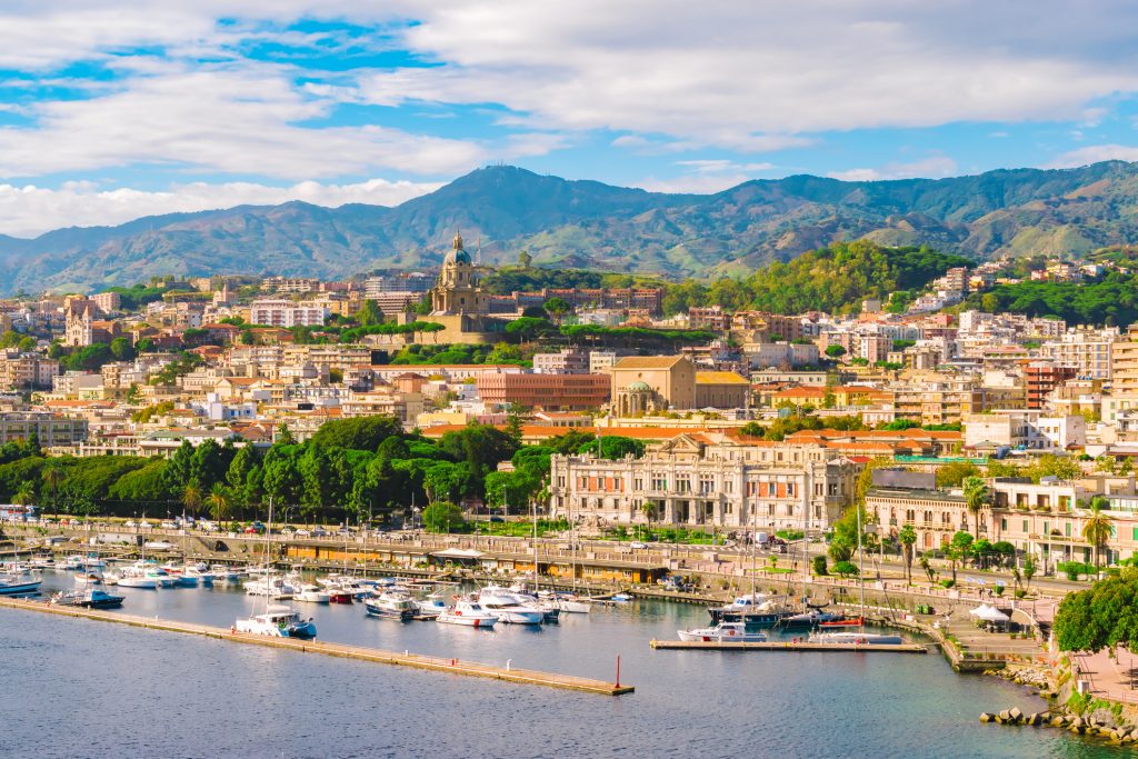 Panorama der Stadt Messina mit ihren historischen Gebäuden, dem Dom und dem geschäftigen Yachthafen