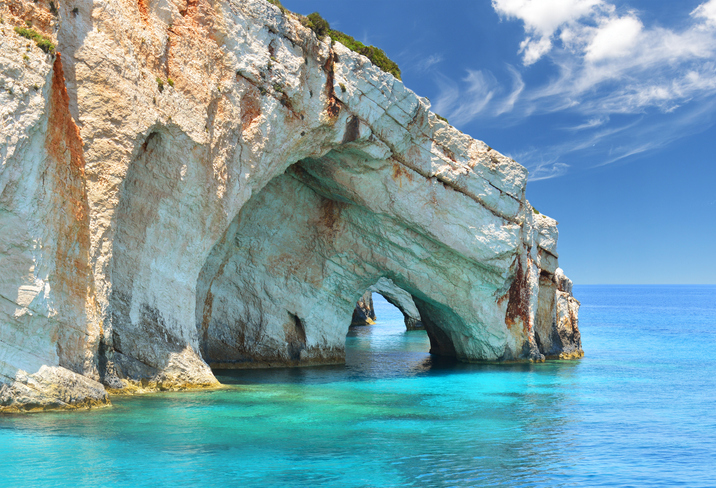 Heller Felsbogen über türkisblauem Meer an der Küste von Zakinthos
