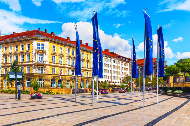 Gepflegter Platz mit Europafahnen und historischen Häusern in Bayreuth