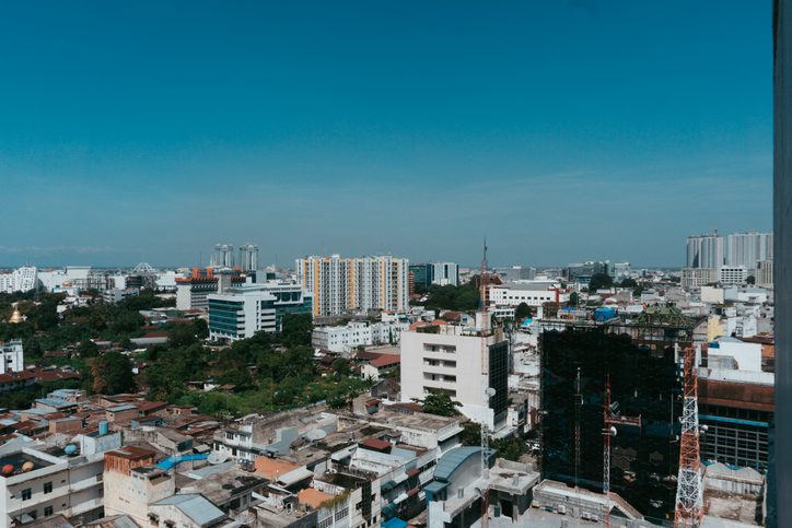 Blick über Medan mit Wohnhäusern, Hochhäusern und moderner Stadtlandschaft.