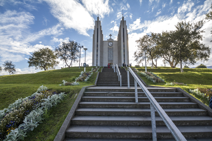 Monumentale Akureyrarkirkja mit breiter Treppe und gepflegten Grünanlagen