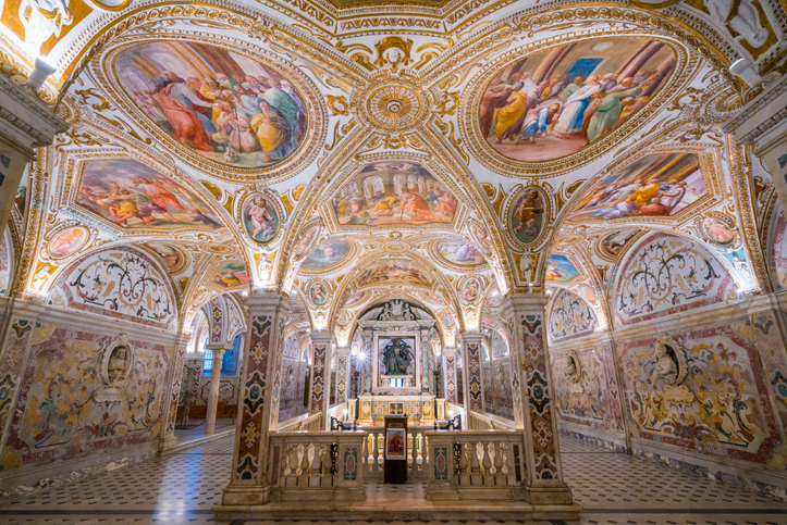 Reich verzierte Krypta mit Fresken und Gewölben im Dom von Salerno