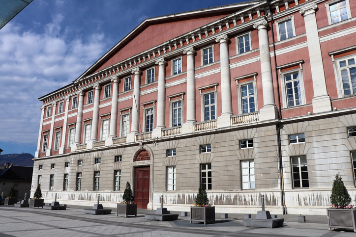 Palais de Justice mit Säulen und rötlicher Fassade in Chambéry