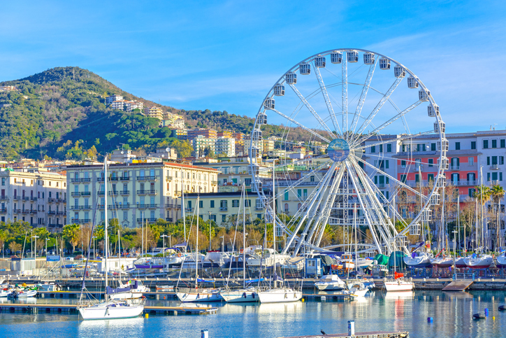 Riesenrad, Boote und Gebäude am Wasser in Salerno