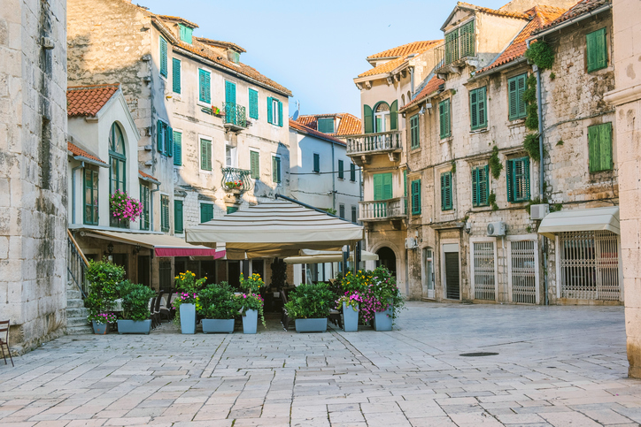 Ein ruhiger Platz mit Steinhäusern, grünen Fensterläden und mediterraner Atmosphäre in Split.