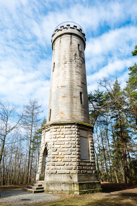 Hoher steinerner Aussichtsturm in einem Waldgebiet bei Bayreuth