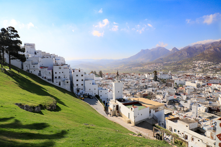 Weitblick über weiße Häuser und grüne Hänge in Tetouan