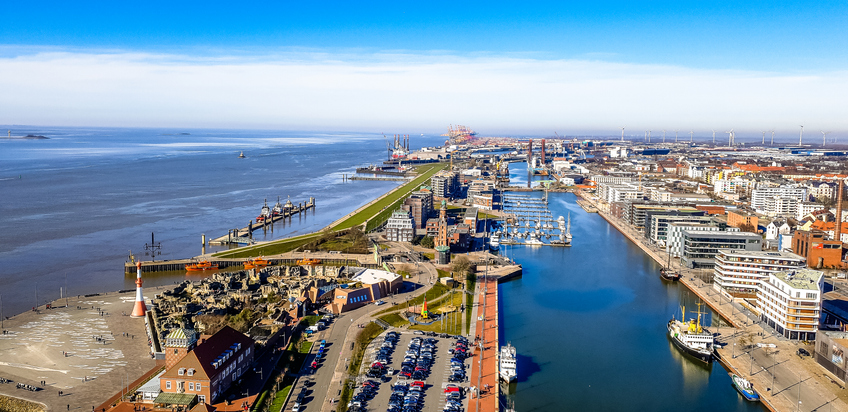 Luftaufnahme von Neuer Hafen, Weser und Hafenanlagen in Bremerhaven