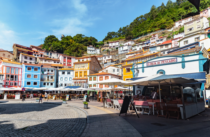 Cafés, Plätze und farbige Häuser prägen das lebendige Zentrum von Cudillero.