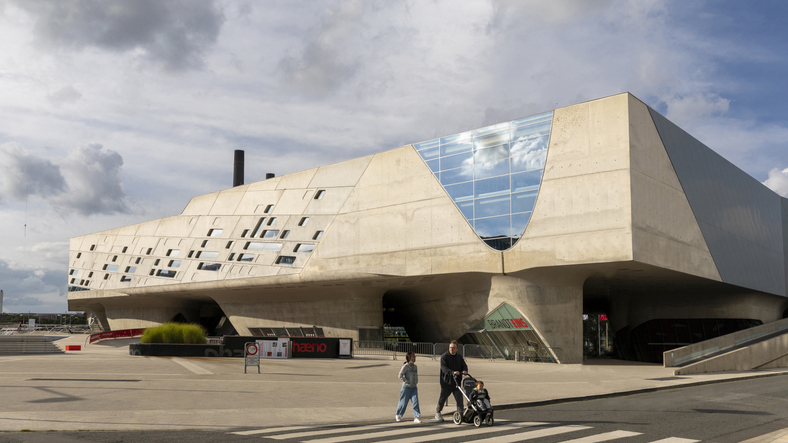 Das futuristische phaeno in Wolfsburg mit markanter Betonarchitektur und Glasflächen.