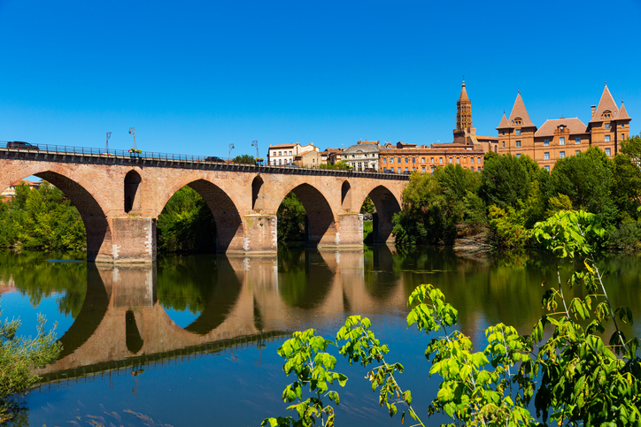 Historische Steinbrücke Pont Vieux über den Fluss Tarn in Montauban.