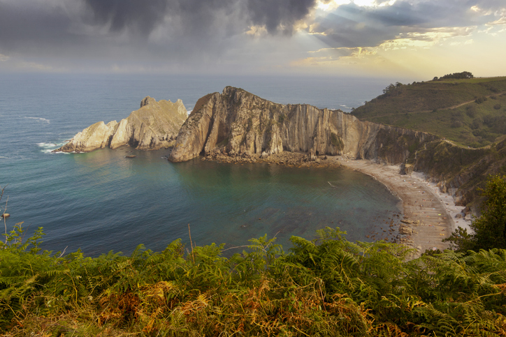 Eine felsige Bucht mit steilen Klippen und ruhigem Meer liegt nahe Cudillero.