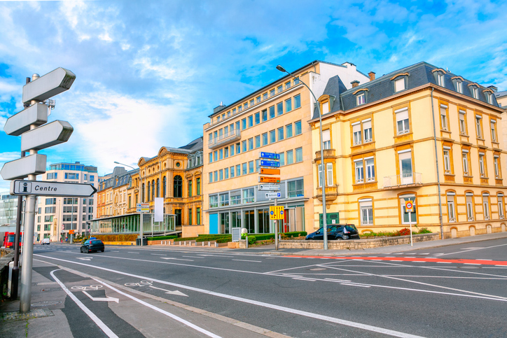 Breite Straße mit Radwegen, Wegweisern und Stadtgebäuden im Zentrum von Chambéry