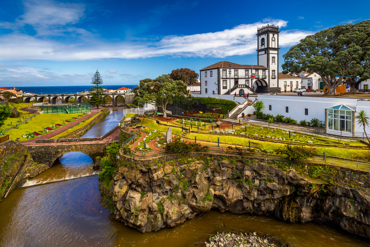 Historische Gebäude und gepflegte Parkanlage in Ribeira Grande auf den Azoren
