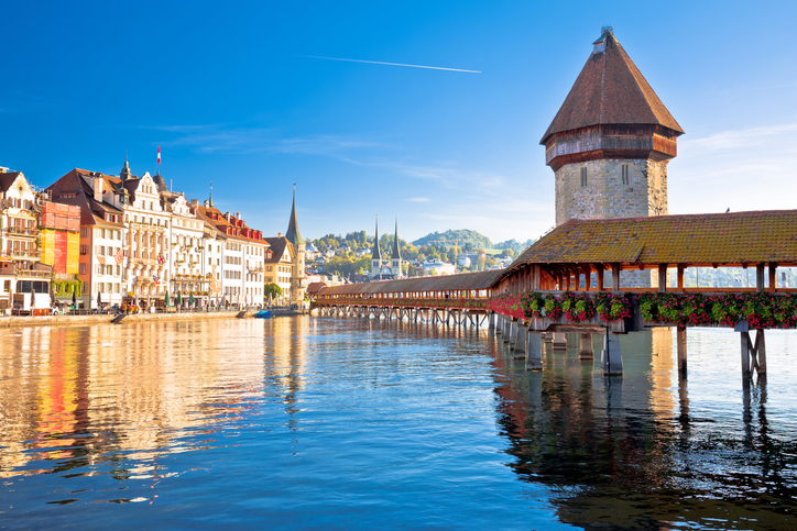 Die Kapellbrücke mit Wasserturm liegt am Vierwaldstättersee vor der Altstadt von Luzern.