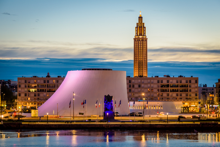 Das Zentrum von Le Havre leuchtet am Abend mit Vulkan-Gebäude und Kirche Saint-Joseph.