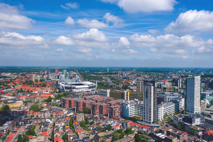 Luftaufnahme von Eindhoven mit Stadtvierteln, Hochhäusern und Stadion.