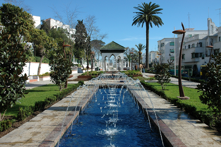 Gepflegte Brunnenanlage mit Pavillon, Palmen und Grünflächen in Tetouan