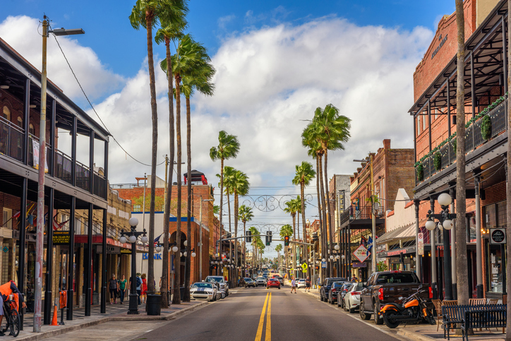 Eine palmengesäumte Straße führt durch das historische Viertel Ybor City in Tampa.
