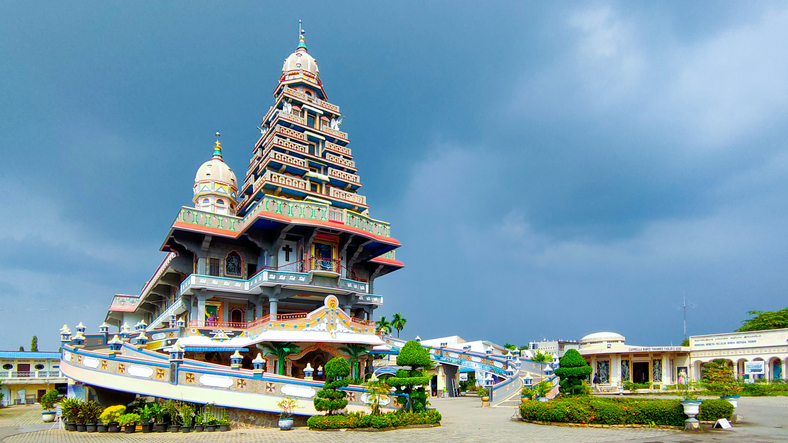 Die farbenfrohe Graha Maria Annai Velangkanni Kirche in Medan steht unter dunklen Wolken.