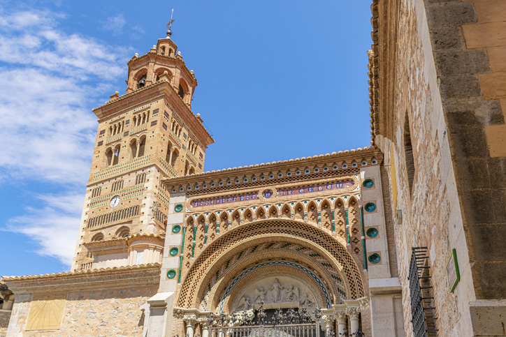 Detailansicht einer reich verzierten Fassade mit Turm im Mudéjar-Stil