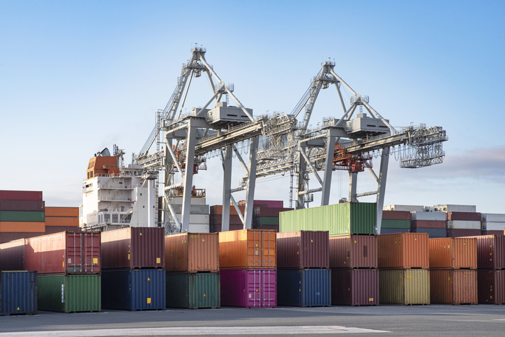 Bunte Container und große Hafenkräne prägen den modernen Containerhafen von Le Havre.