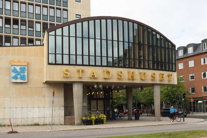 Rathausgebäude in Luleå mit der Aufschrift Stadshuset und moderner Glasfassade.