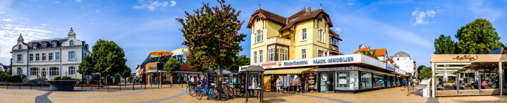 Einkaufs- und Flanierbereich im Zentrum von Timmendorfer Strand mit Geschäften, Cafés und Fahrrädern.
