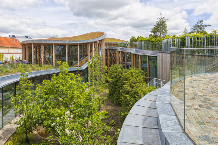 Moderne Architektur und grüne Gartenwege prägen das Hans-Christian-Andersen-Museum in Odense.