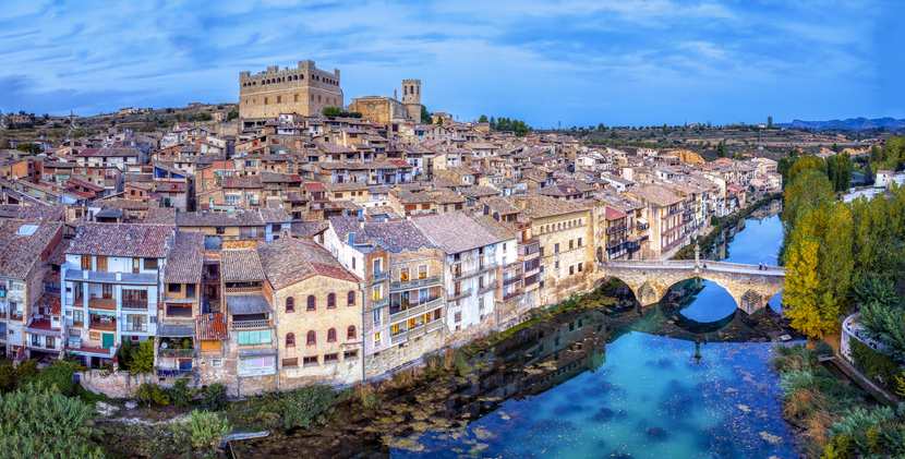 Weiter Blick auf die Altstadt von Teruel mit dicht bebauten Häusern, Fluss und Brücke