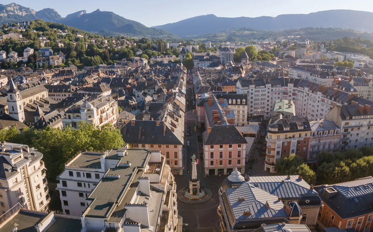 Luftaufnahme der Altstadt von Chambéry mit Dächern, Plätzen und umliegenden Bergen