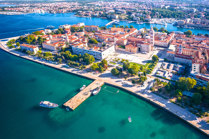 Luftaufnahme der Altstadt-Halbinsel von Zadar mit Promenade, Hafen und türkisblauem Meer.