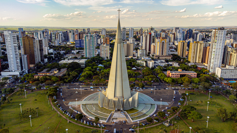 Die moderne Kathedrale von Maringá ragt als hoher Kegelbau über die Stadt in Paraná.