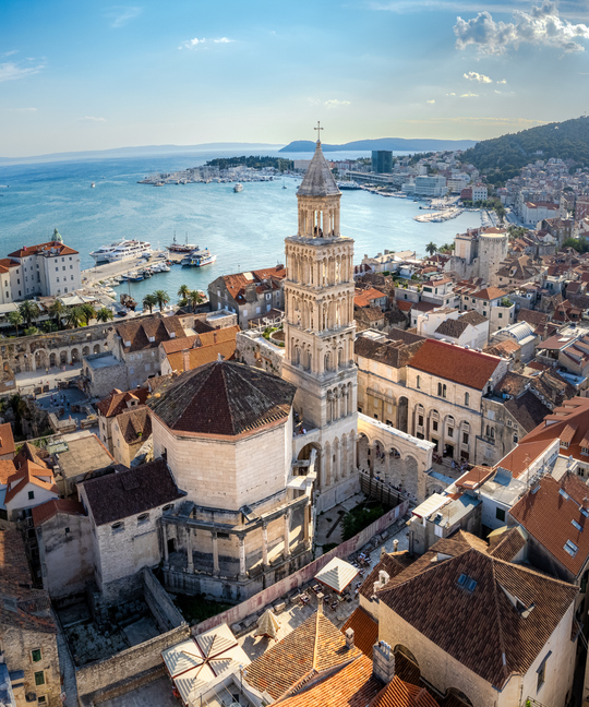 Die Kathedrale des Heiligen Domnius mit Glockenturm liegt über den Dächern von Split am Meer.