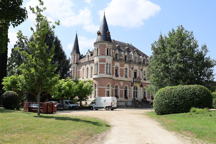Herrschaftliches Gebäude mit Türmen, hellem Mauerwerk und Parkanlage bei Montauban in Südfrankreich.