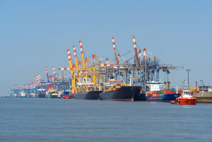 Frachtschiffe und große Containerbrücken im Hafen von Bremerhaven