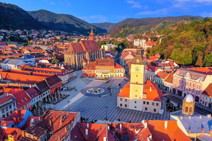 Luftaufnahme des Rathausplatzes mit historischen Gebäuden in Brașov