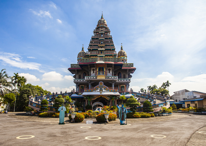 Eine farbenreiche religiöse Anlage mit mehrstöckigem Turm und dekorativen Figuren in Medan.