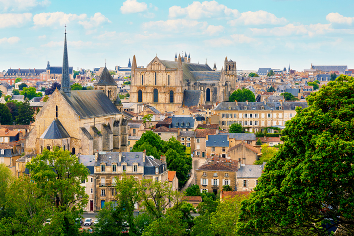 Stadtpanorama von Poitiers mit Kirchen, historischen Häusern und grünen Bäumen