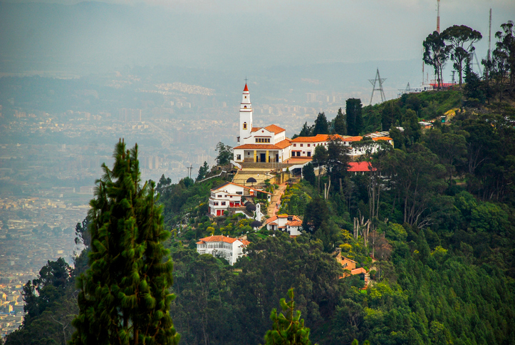Kirche auf dem Berg Monserrate mit Blick über Bogotá