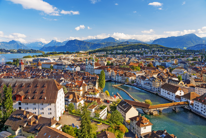Luftaufnahme von Luzern mit Altstadt, Kapellbrücke, Vierwaldstättersee und Alpenpanorama.